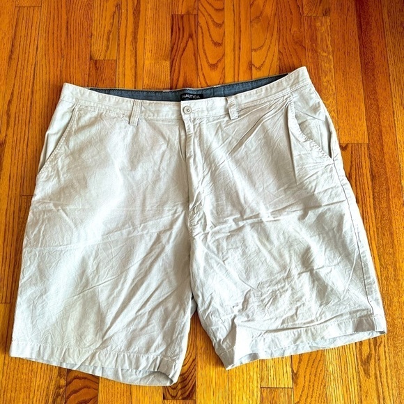 Nautica men’s Khaki Pinstripe Chinos Shorts Size 40W - Picture 1 of 4